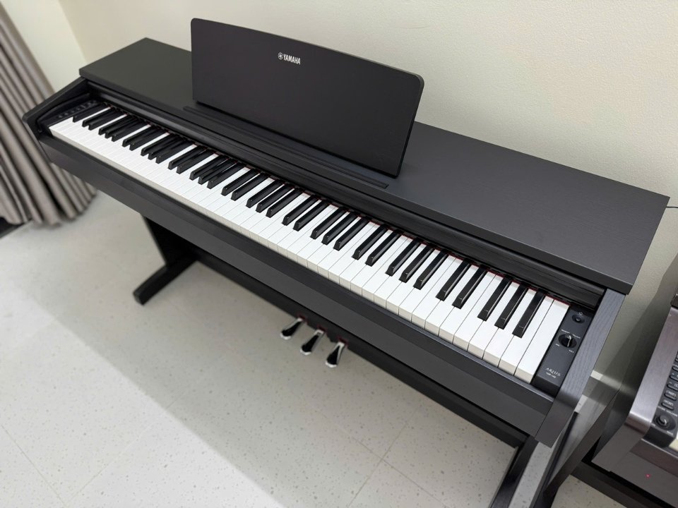 Bàn phím GHS trên YAMAHA YDP-142 B với phím đen nhám chống trượt