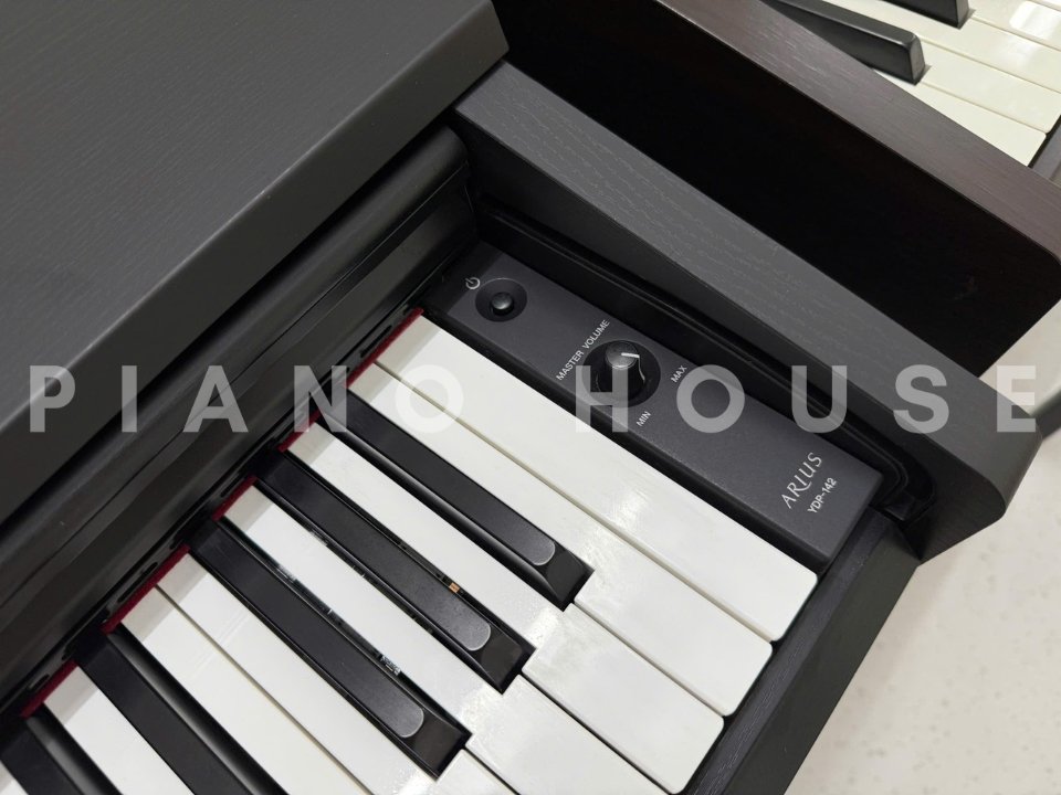 Bàn đạp và chân đế YAMAHA YDP-142 B chắc chắn
