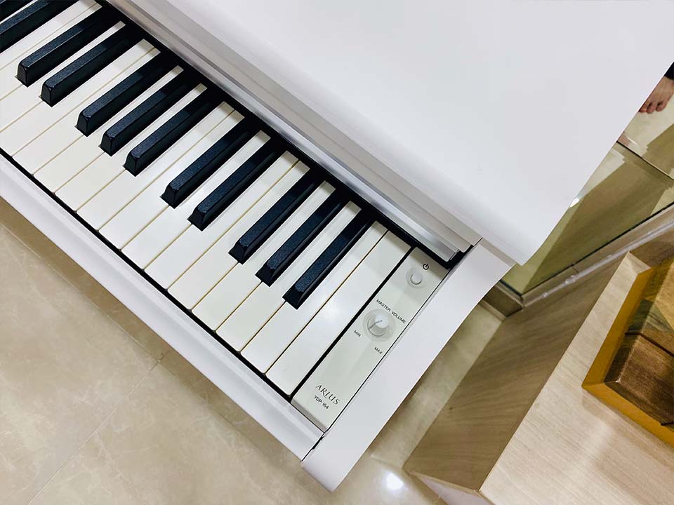 Góc nhìn bên cạnh của đàn piano điện YAMAHA YDP-164 WH