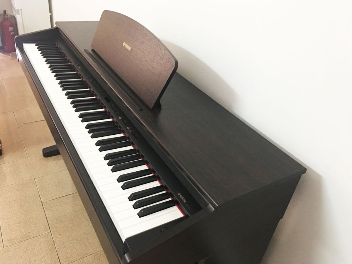 Đàn piano điện YAMAHA YDP-121 màu nâu vân gỗ, thiết kế đứng gọn gàng