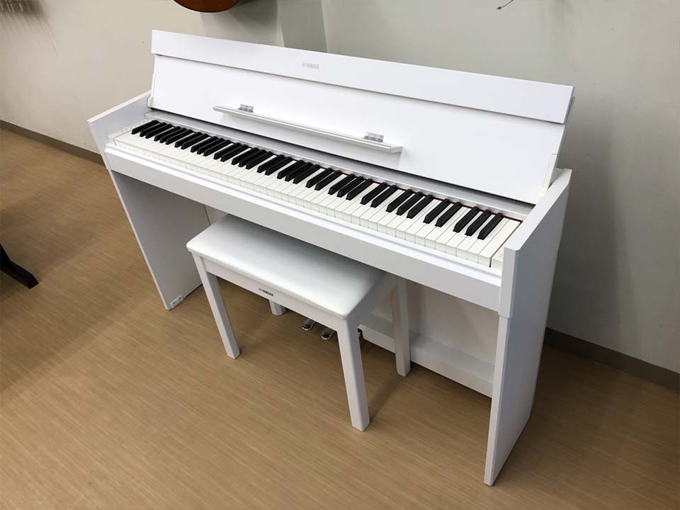 Đàn piano điện YAMAHA YDP-S52 WH màu trắng đặt trong phòng khách hiện đại