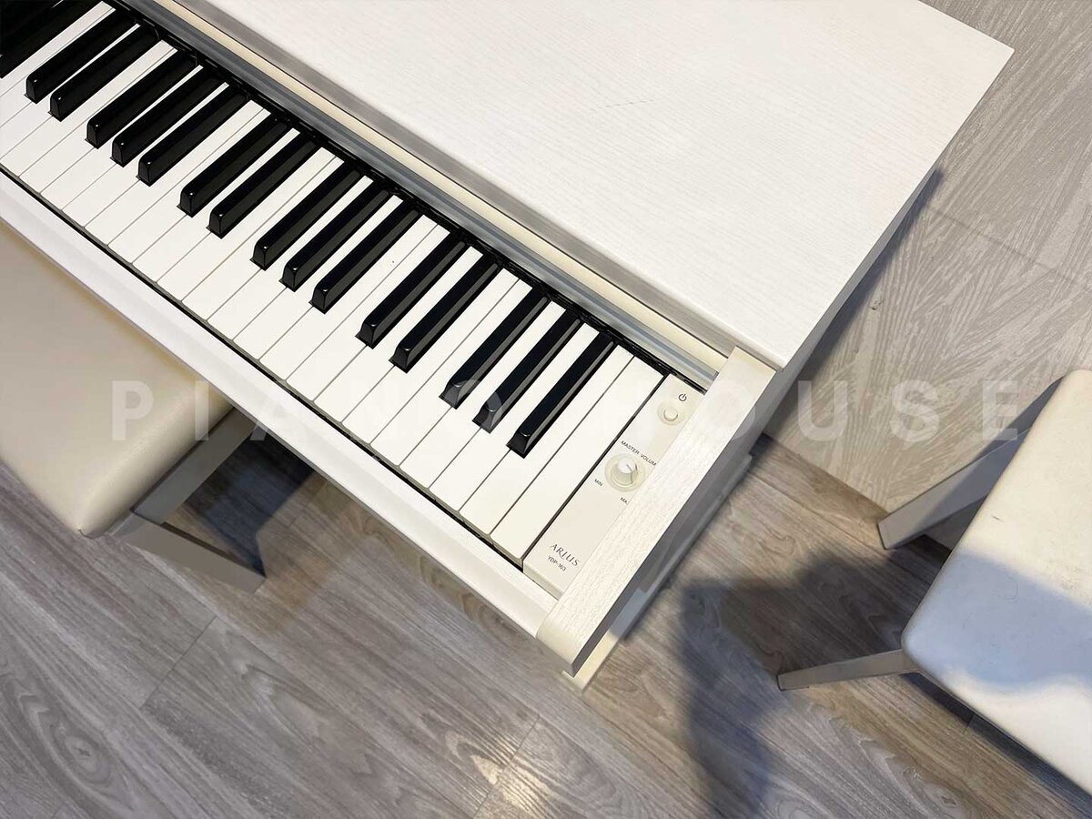 YAMAHA YDP-163 WH đặt trong không gian phòng khách hiện đại