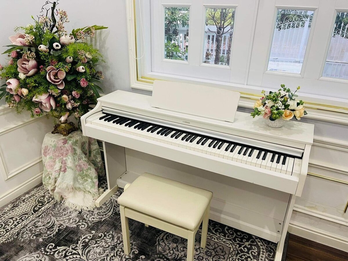 YAMAHA YDP-163 WH màu trắng trưng bày tại showroom Piano House