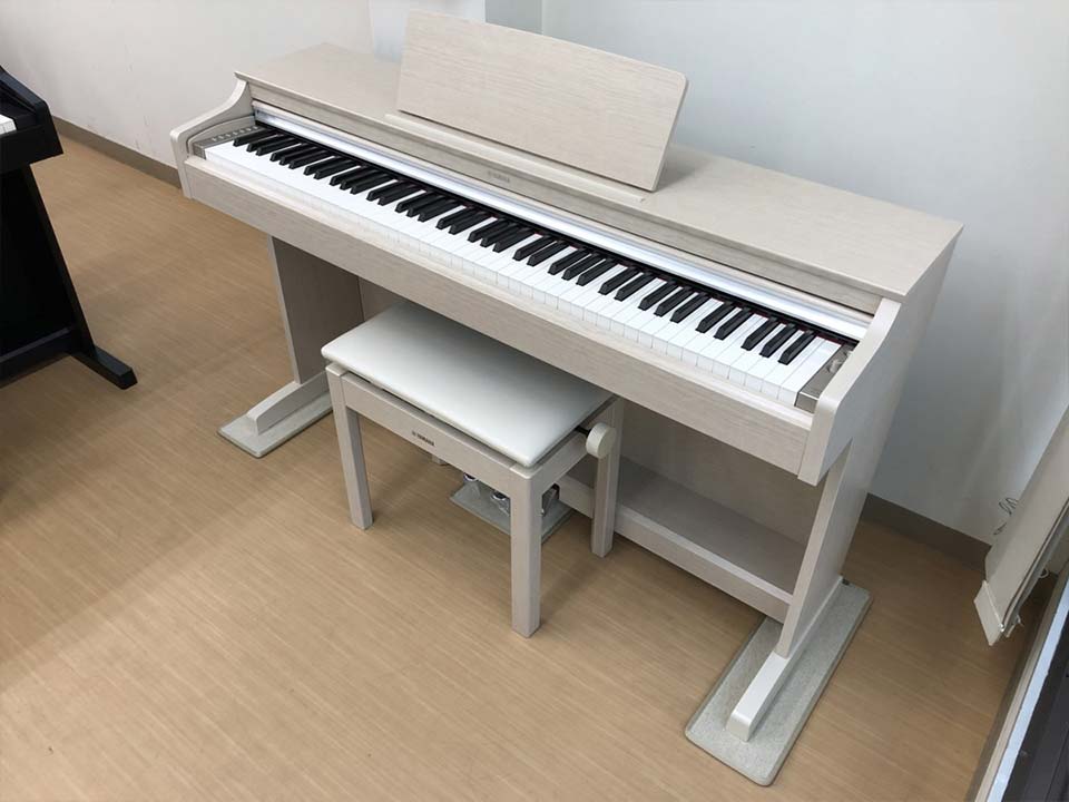 Góc nhìn tổng thể của đàn piano điện YAMAHA YDP-163 WA trong không gian phòng khách