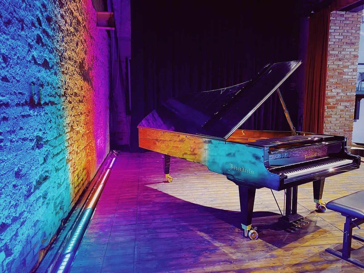 Toàn cảnh cây đàn piano cơ Bösendorfer 280VC trong không gian sang trọng
