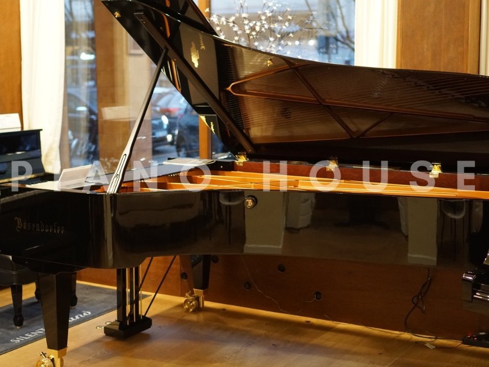 Góc nhìn nghiêng thể hiện đường nét thanh lịch của Bösendorfer 280VC