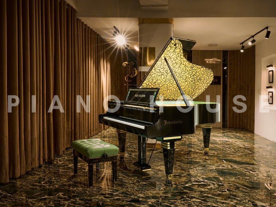 Đàn piano Bösendorfer Secession 214VC với nắp mở khoe họa tiết lá nguyệt quế mạ vàng 23 carat