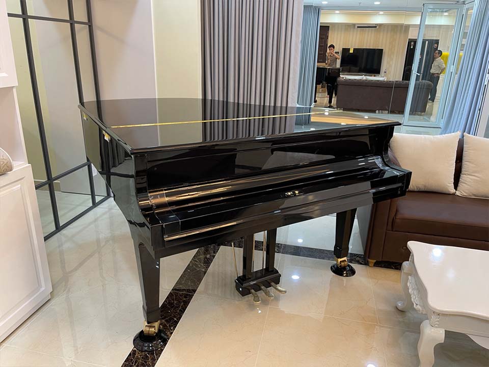 Đàn grand piano Boston GP-156 PE II đặt trong phòng khách sang trọng
