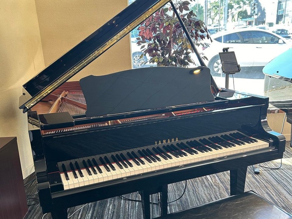 Tổng thể thiết kế sang trọng của đàn grand piano YAMAHA C5 PE