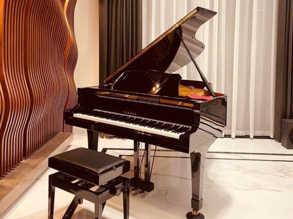 Đàn grand piano YAMAHA C5 PE với thiết kế sang trọng, nắp mở và giá đỡ nhạc uốn lượn
