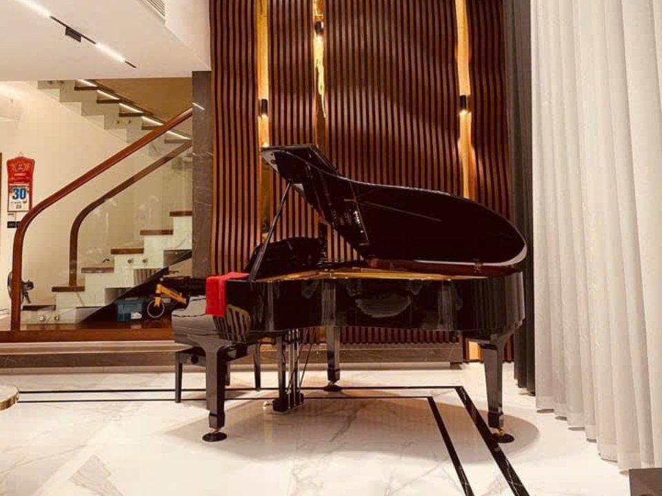 Góc chụp cận cảnh phím đàn và búa đàn của piano YAMAHA C5 PE