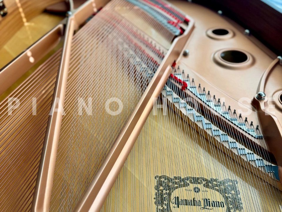 Góc nhìn toàn cảnh YAMAHA C3 trong không gian trưng bày tại Piano House