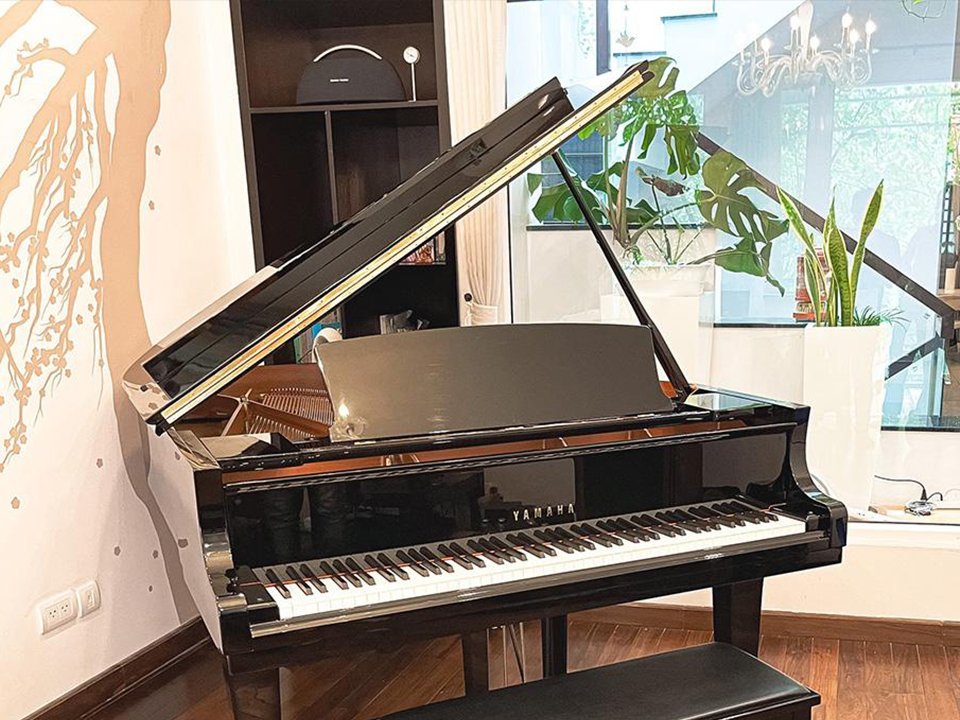 Đại dương cầm YAMAHA C3 với thiết kế cổ điển và bề mặt bóng loáng