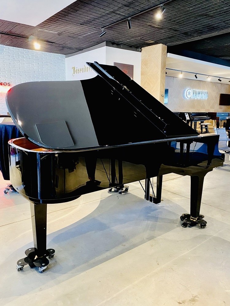 Chi tiết bàn phím gỗ mun và ngà voi tổng hợp trên YAMAHA C7X PE