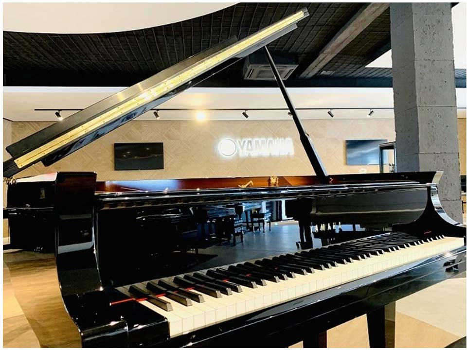 Toàn cảnh đàn grand piano Yamaha CFX (2010) trong không gian biểu diễn