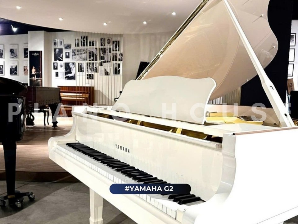 Đàn piano grand YAMAHA G2 WH màu trắng đặt trong phòng khách sang trọng