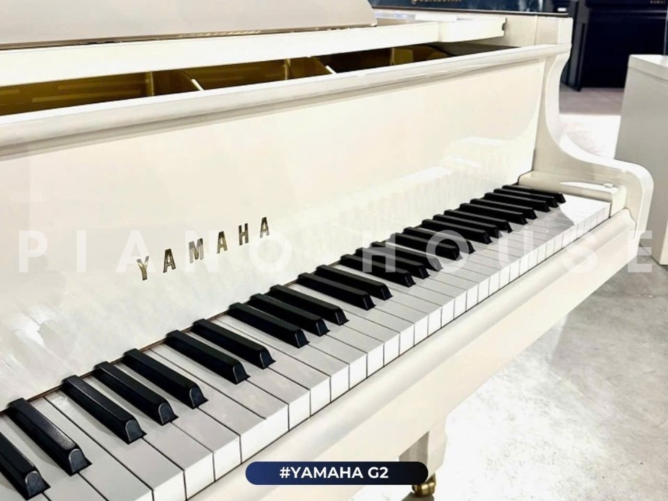 Toàn cảnh đàn YAMAHA G2 WH trong không gian nội thất hiện đại