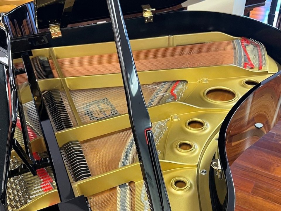 Góc nghiêng thân đàn YAMAHA G2A trong không gian nội thất