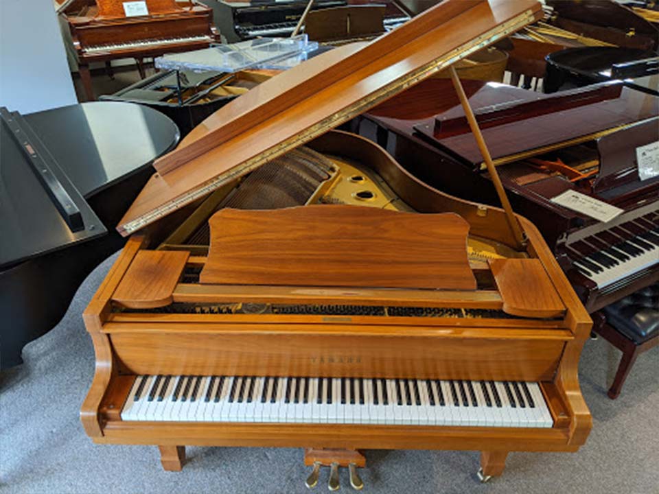 Tổng thể thiết kế vân gỗ của đàn piano YAMAHA G2 Wn