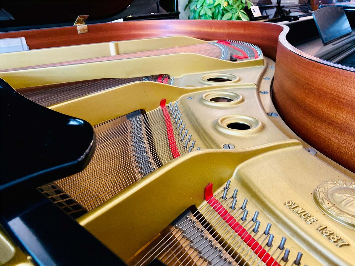 Góc chụp cận cảnh bàn phím và cơ chế bên trong đàn grand piano YAMAHA G2