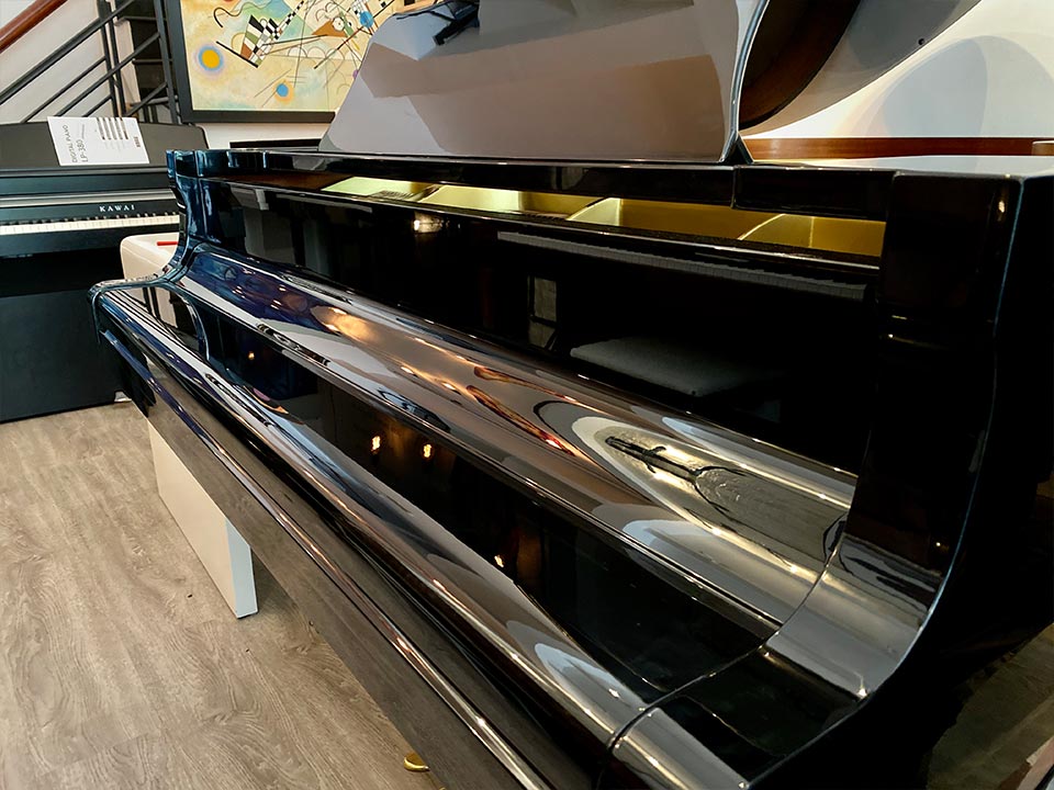 Đàn grand piano YAMAHA G5B (Seri 4.7) nhìn từ phía trước với nắp mở