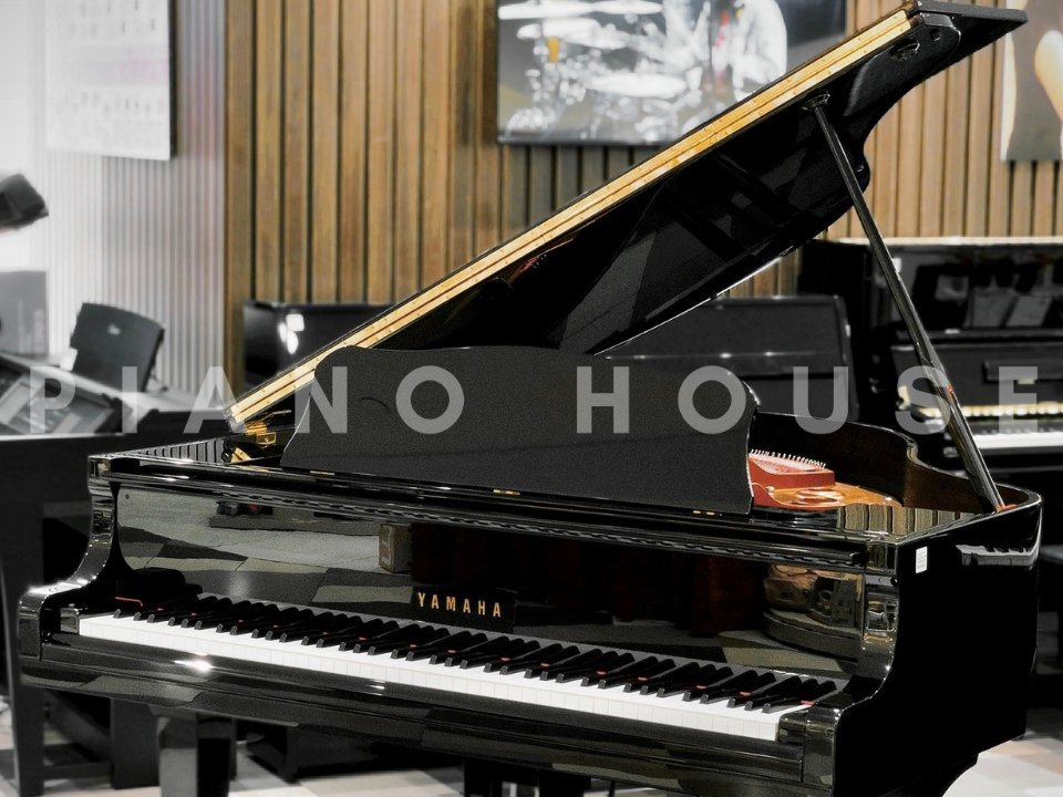 YAMAHA GB1K PE với lớp sơn Polished Ebony bóng và pedal đồng vàng