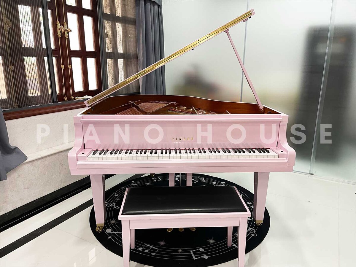 Cận cảnh bàn phím và bộ máy cơ của YAMAHA GB1K Pink Pastel