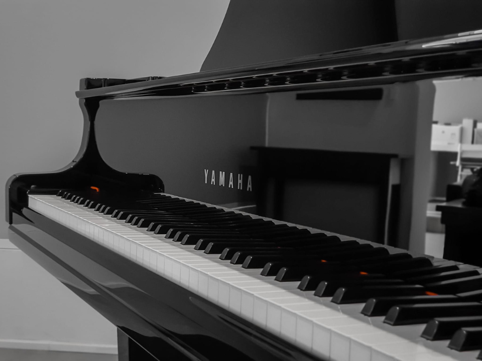 Chi tiết đàn YAMAHA GC2 PE - Hình 4