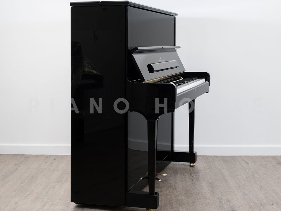 Chi tiết cơ chế bên trong của đàn STEINWAY K-132 C2010, thể hiện cấu trúc phức tạp và vật liệu cao cấp