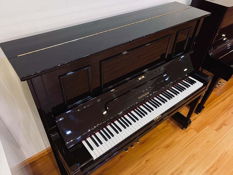 Đàn piano Kawai DIAPASON 132 BW màu đen bóng sang trọng