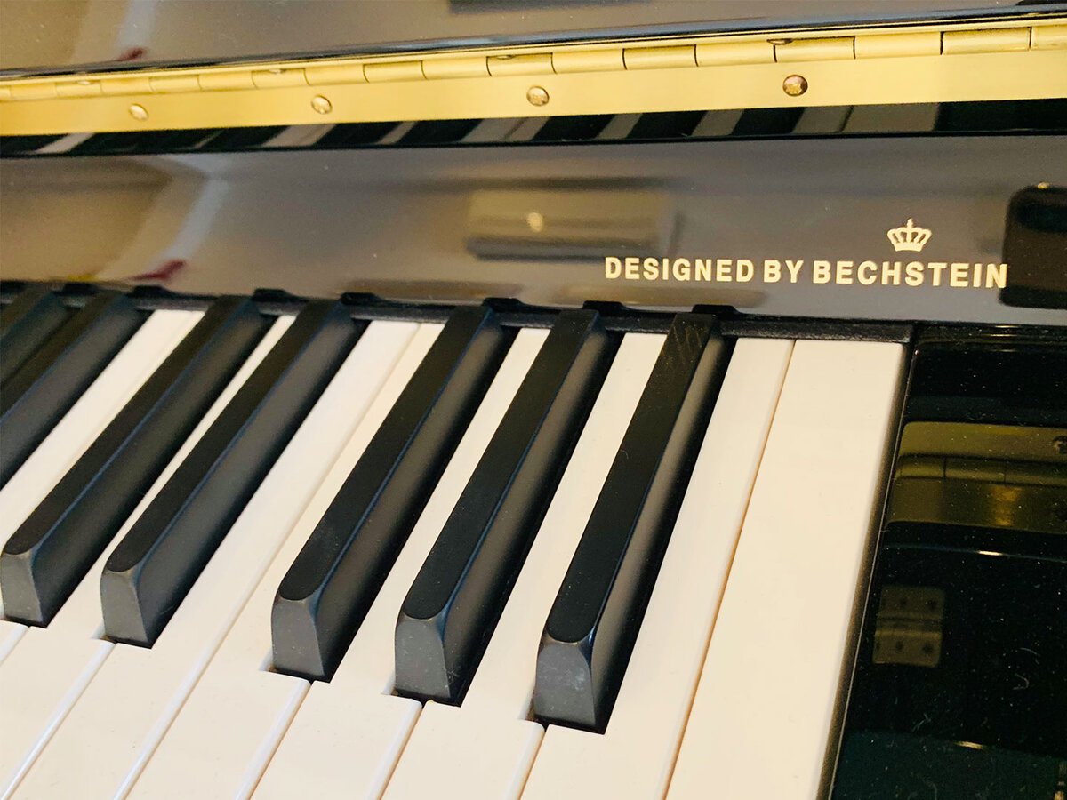 Đàn piano upright ZIMMERMANN S6 với thiết kế tinh tế, phù hợp không gian gia đình