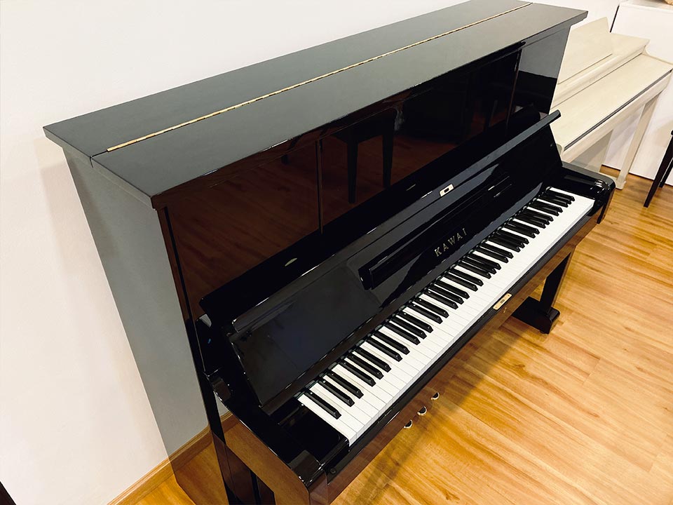 Góc nghiêng đàn piano cơ Kawai BL12 khoe đường nét tinh tế