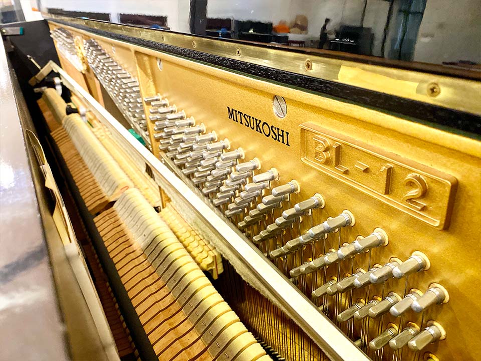 Mặt sau đàn piano cơ Kawai BL12 thể hiện kết cấu chắc chắn
