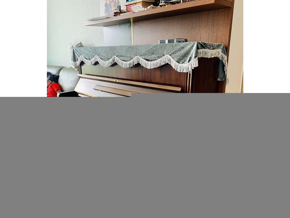 Góc chụp cận cảnh bàn phím và logo Kawai mạ vàng trên đàn KAWAI BL51 Wn