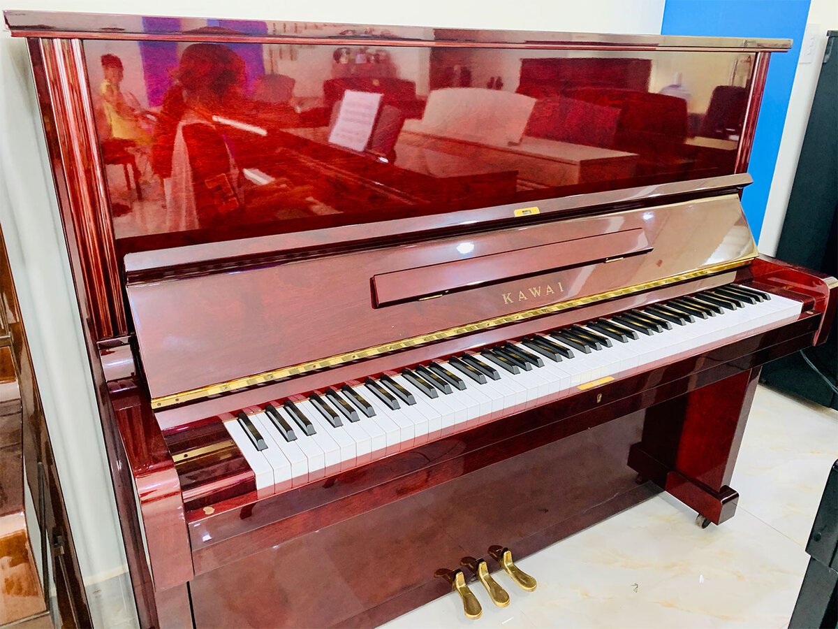 Đàn piano KAWAI BL51 Mh với lớp veneer gỗ gụ tự nhiên, thiết kế upright cổ điển