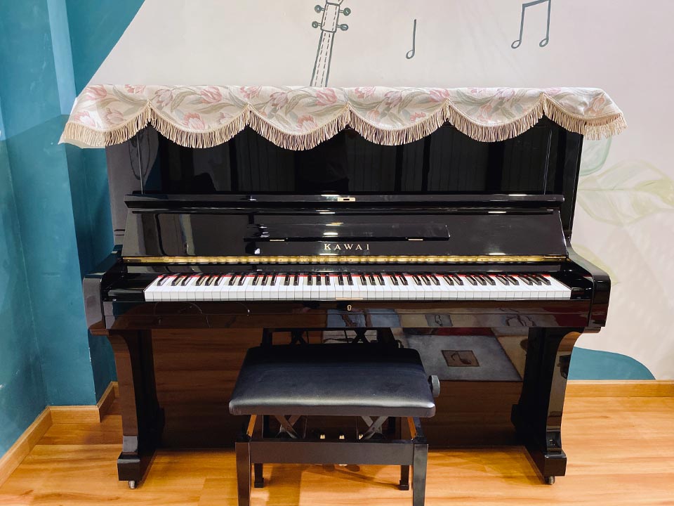 Nội thất bên trong đàn KAWAI BL61 với hệ thống dây và búa chắc chắn