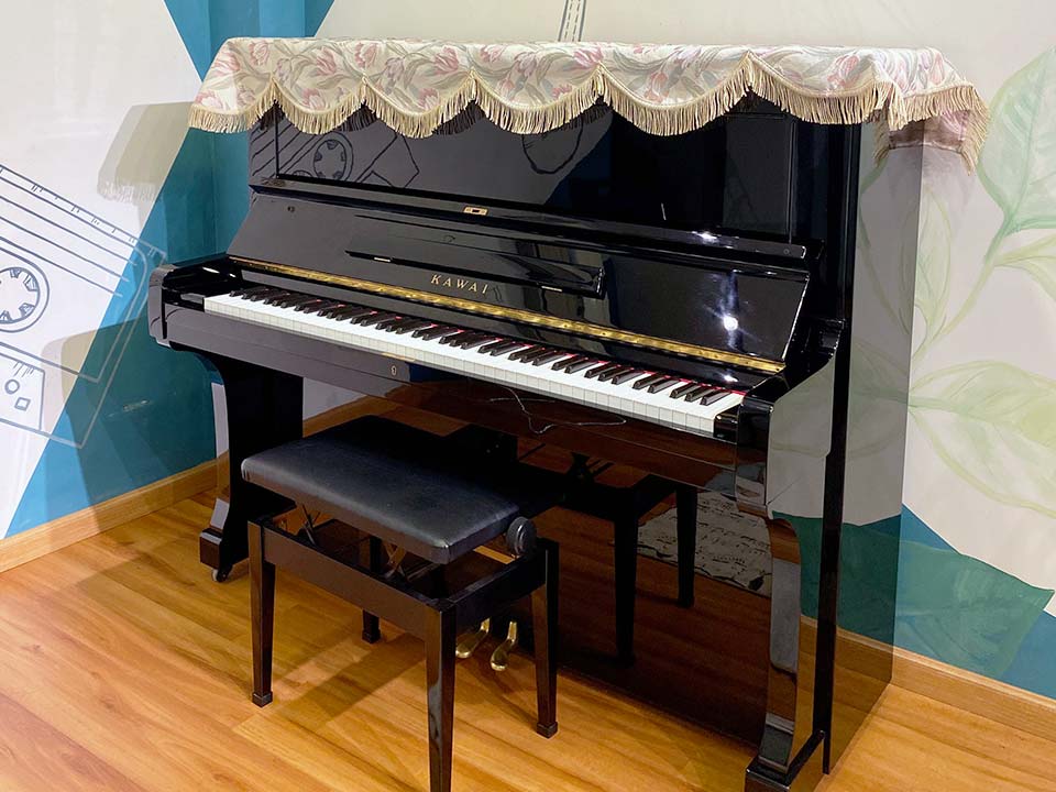 Tổng quan thiết kế sang trọng của đàn piano KAWAI BL61 màu đen bóng
