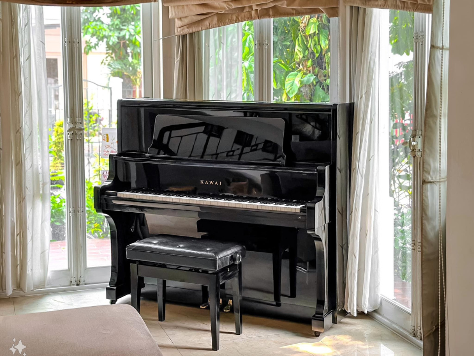 Đàn piano cơ KAWAI BL71 với lớp sơn đen bóng sang trọng