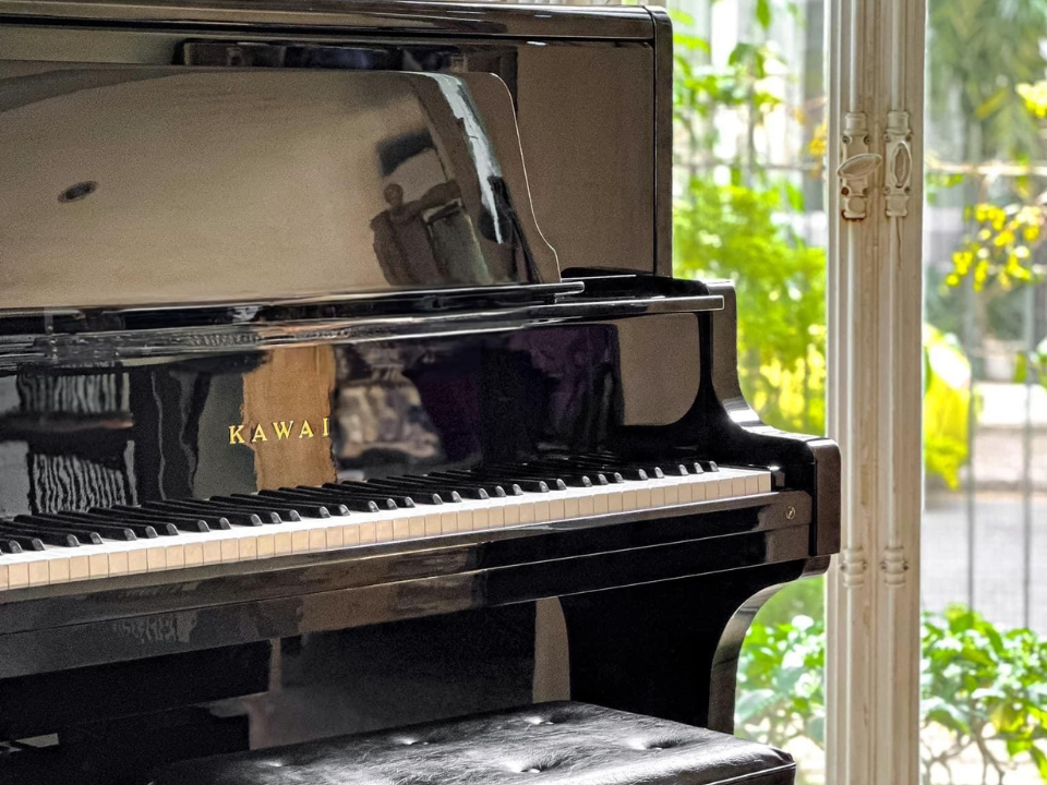 Mặt sau và chi tiết khung đàn KAWAI BL71
