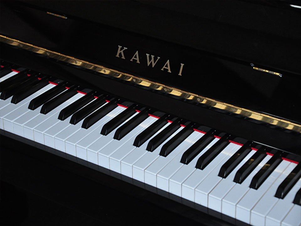 Góc nhìn tổng thể đàn piano KAWAI BL31 trong không gian nội thất sang trọng