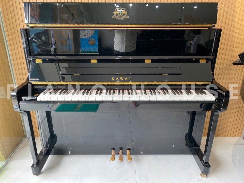 Toàn cảnh đàn piano KAWAI K3 PE màu đen bóng sang trọng