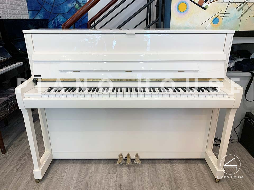 Đàn piano cơ KAWAI K-200 WH màu trắng với nắp mở, thể hiện cấu trúc bên trong