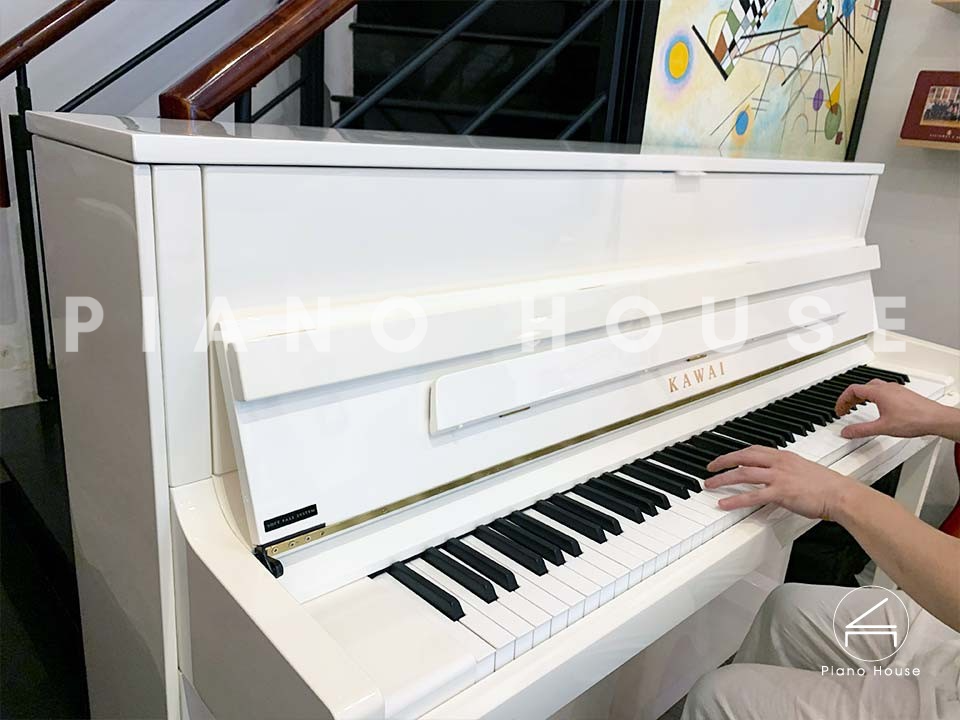 Toàn cảnh đàn piano KAWAI K-200 WH trong không gian phòng khách hiện đại