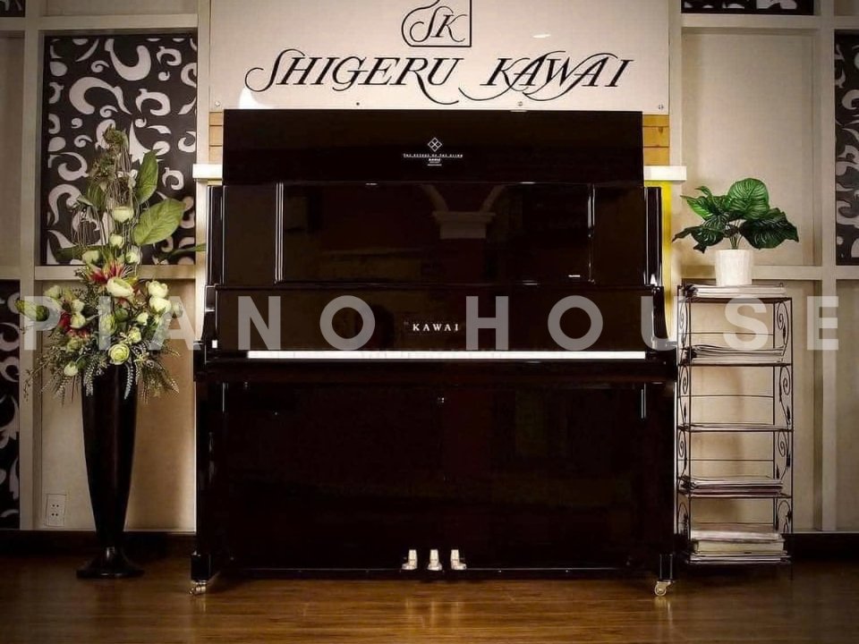 Đàn piano KAWAI K-800 màu đen bóng đặt trong không gian nội thất sang trọng