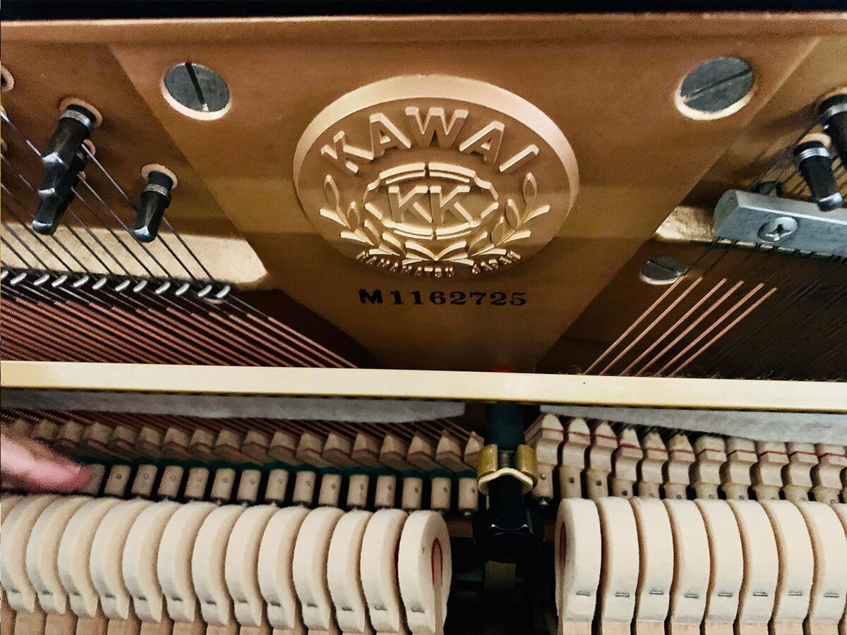 Cận cảnh bàn phím và bộ máy bên trong đàn piano Kawai KS3F