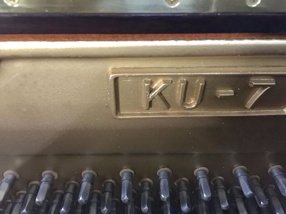 Bộ máy cơ và búa đàn bên trong KAWAI KU7 Wn