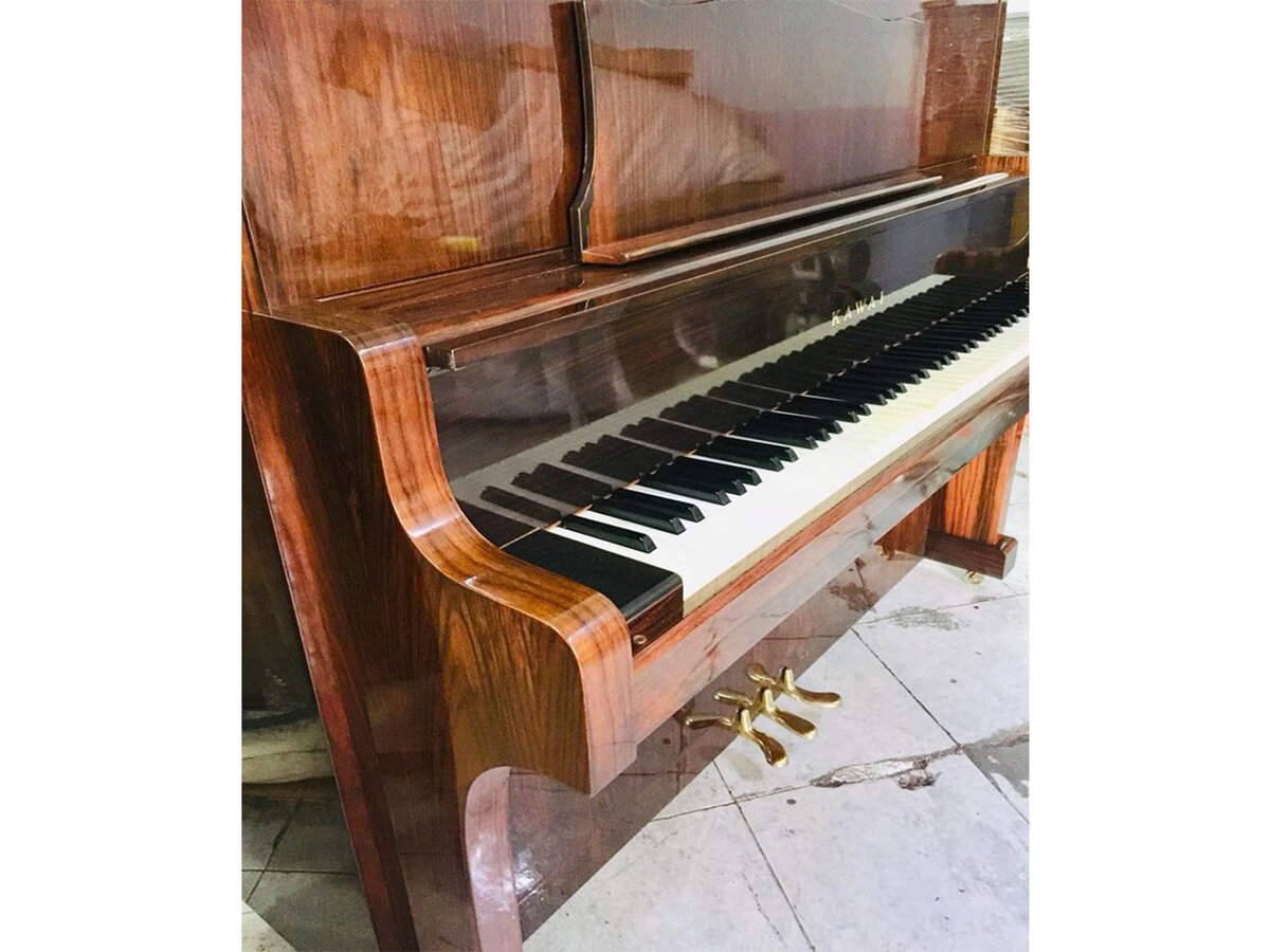 Góc nhìn tổng thể KAWAI KU7 Wn trong không gian phòng khách