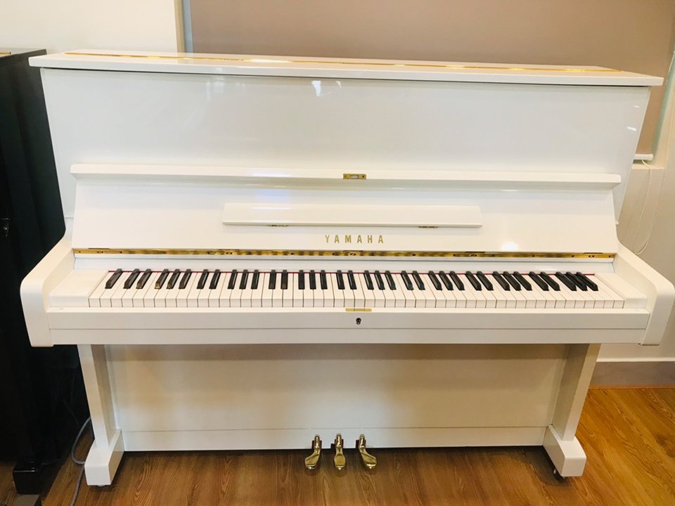 Toàn cảnh đàn piano Yamaha U1E Wh màu trắng sang trọng
