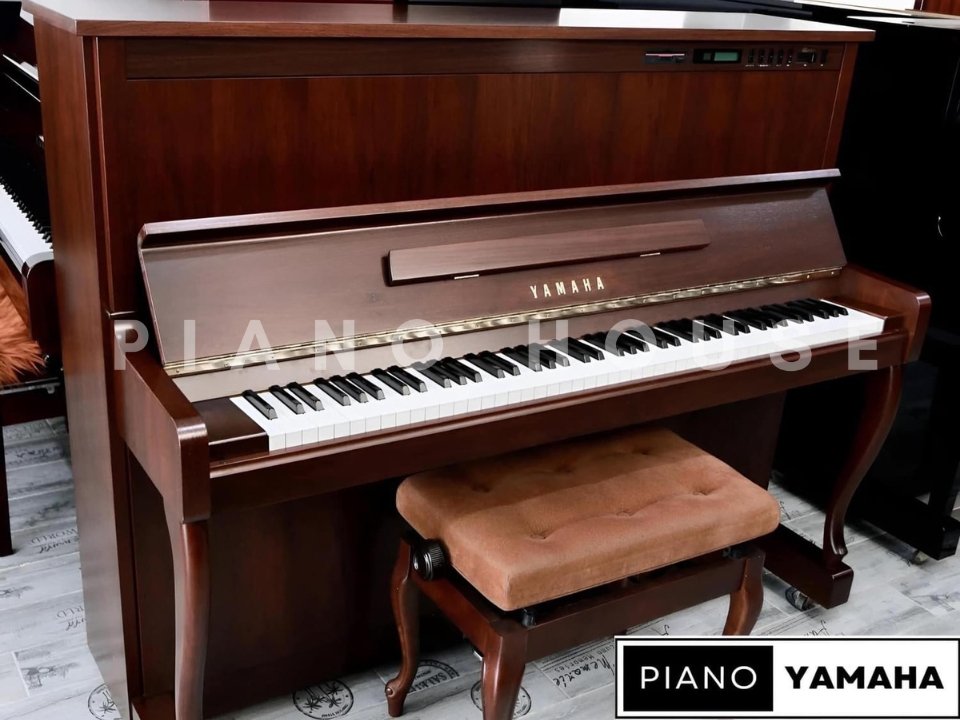 Đàn piano YAMAHA SX100R WnC với thiết kế upright cổ điển và hệ thống tự chơi nhạc