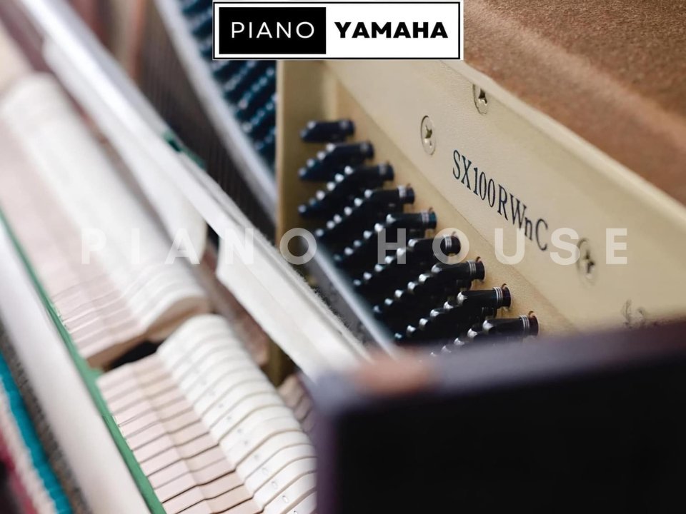 Góc nhìn tổng thể đàn piano YAMAHA SX100R WnC trong không gian nội thất